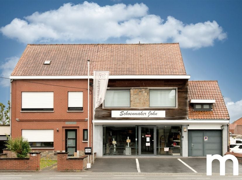 Gelegen langs een belangrijke invalsweg met maximale zichtbaarheid, biedt dit uitzonderlijke handelshuis een unieke kans voor ondernemers en investeer