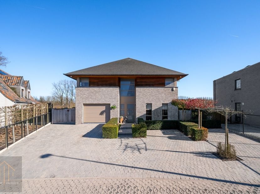 Deze prachtige en energiezuinige villa met EPC A biedt ultiem wooncomfort en luxe, met een perfect evenwicht tussen ontspanning en functionaliteit. Me