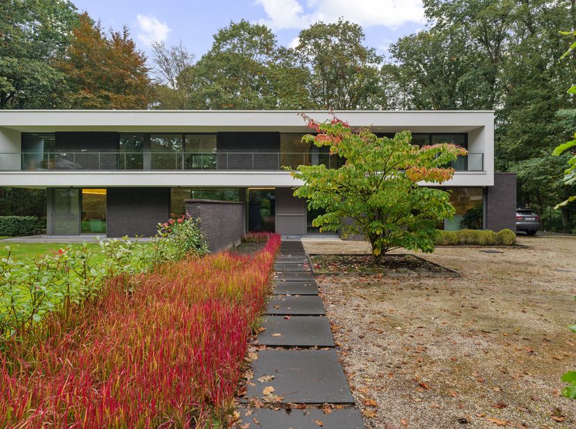 Deze unieke en hypermoderne villa te Keerbergen, werd in 2015 gebouwd naar het ontwerp van gerenommeerd architectenbureau Schellen en diende verschill