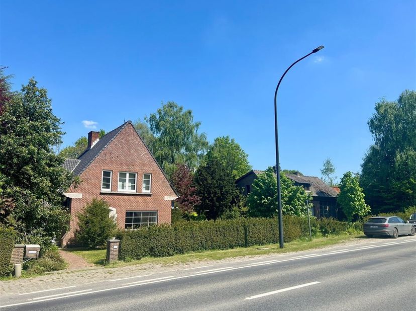 Op een prachtig perceel gelegen aan de hoofdweg tussen Ronse en het pittoreske Ellezelles staat deze charmante woning uit de jaren 50 met inkomhal, ap