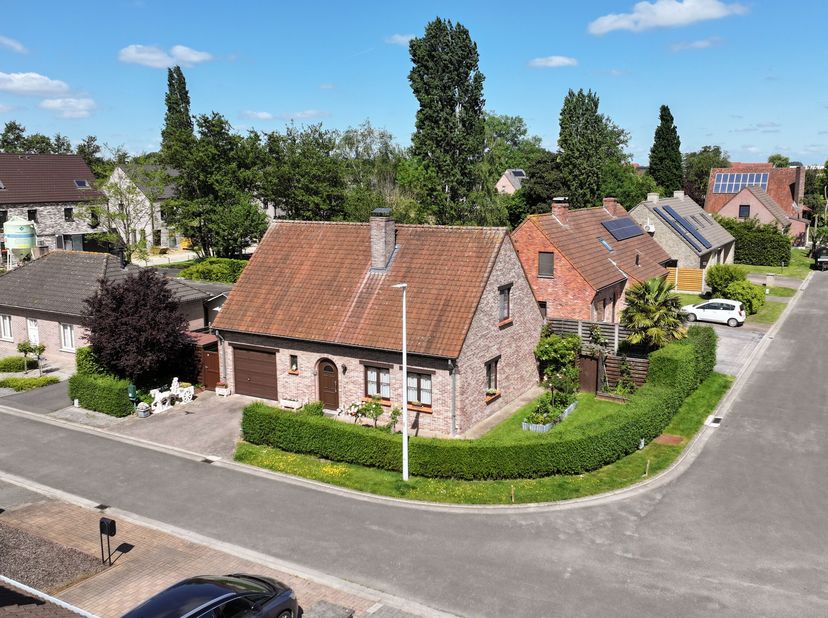 Deze alleenstaande woning gelegen op een rustige locatie wordt u te koop aangeboden.&lt;br /&gt;
We betreden de gelijkvloerse verdieping langs de hal met aa
