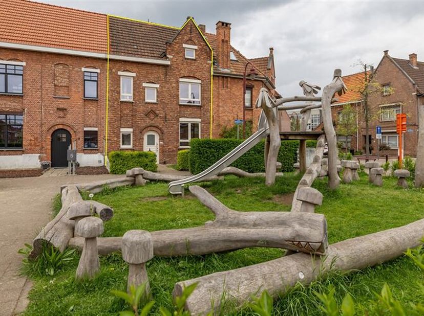 Ontdek deze prachtige woning in het hart van Aarschot, gelegen aan het rustige Chrysantenplein. Deze charmante woning met een unieke gevel biedt een i