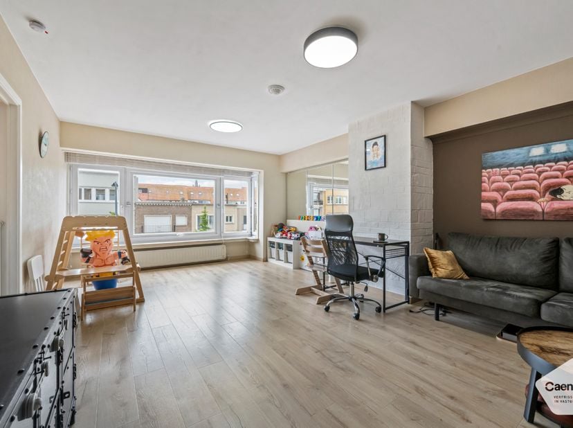 Op de tweede verdieping van een verzorgd gebouw bevindt zich dit instapklare appartement, bereikbaar via de lift. Het appartement beschikt over een ru