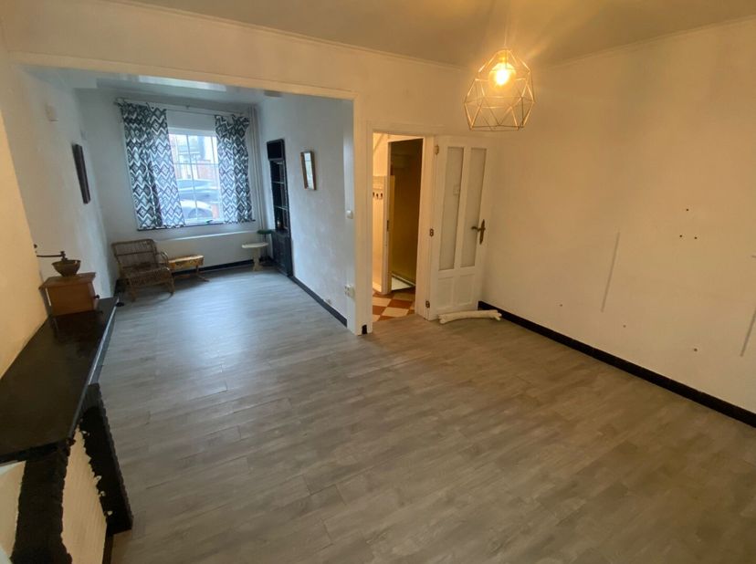 Découvrez cette maison à moderniser située au 119 de l&#039;Aarschotsesteenweg, à deux pas du centre de Tirlemont. Le rez-de-chaussée vous accueille avec u