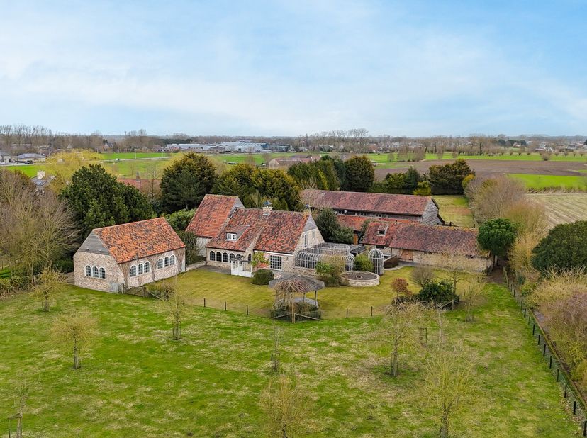 In de landelijke rand rond Oudenburg vindt u dit karaktervolle landhuis, gebouwd in 2008 en omgeven door groen en rust. Met een bewoonbare oppervlakte
