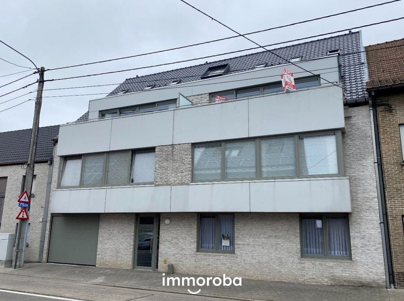 Dit modern duplex- appartement in Waregem biedt alles wat je nodig hebt voor comfortabel wonen. Het appartement is gelegen op de 2de verdieping en bes