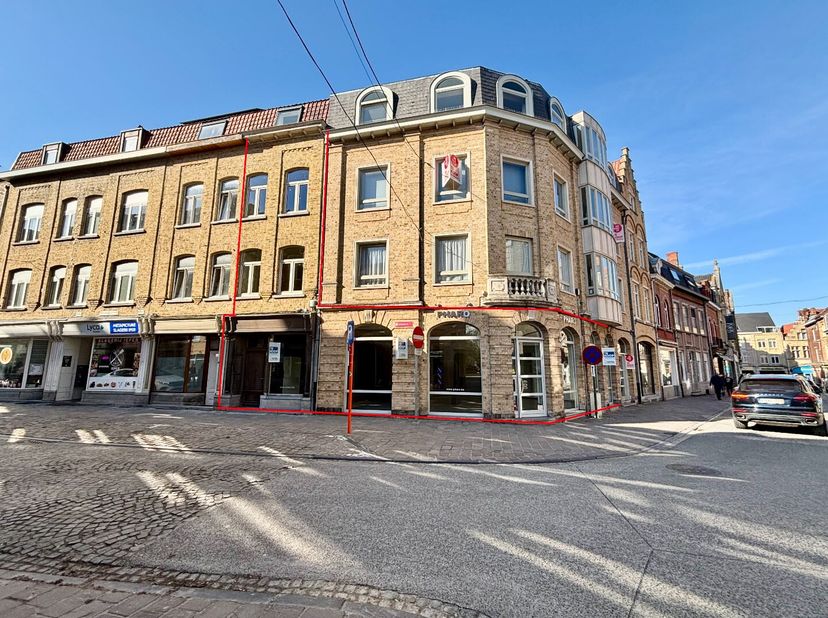 In het stadskern van Ieper staat dit ruim polyvalent eigendom met een opvallende ligging te koop.&lt;br /&gt;
Heden ingericht als volgt:&lt;br /&gt;
Via centrale