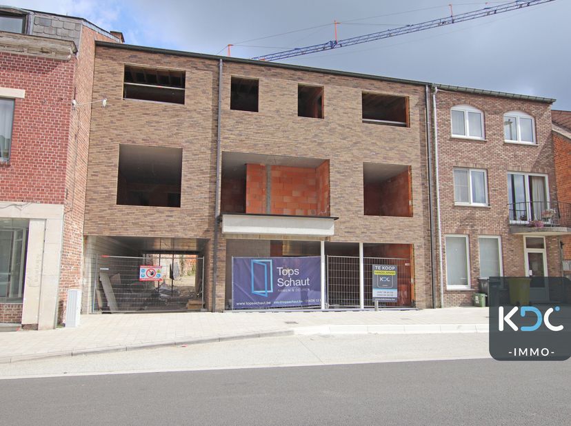 Rez-de-chaussée commercial bien situé sur la Gemeenteplein, la nouvelle place communale dans le centre d Huldenberg. Bonne visibilité avec beaucoup de