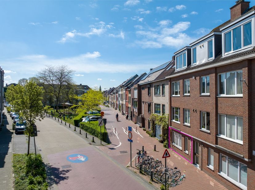 Op de gelijkvloerse verdieping van een kleinschalig gebouw (8 entiteiten) bevindt zich dit instapklaar 2 slaapkamer appartement. Het appartement is ge