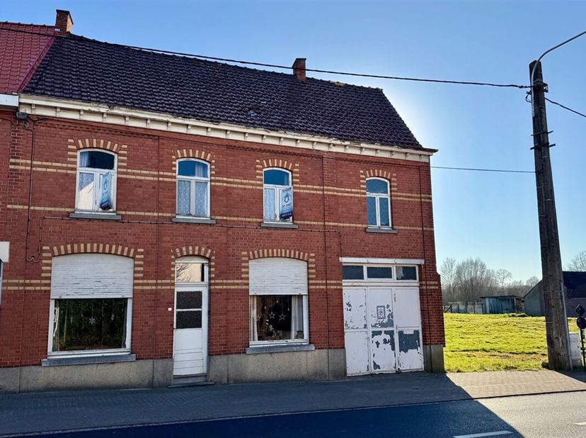 Ruime woning met veel potentieel!&lt;br /&gt;
Dit voormalige handelspand met woning biedt enorm veel ruimte en mogelijkheden voor grote gezinnen of mensen d