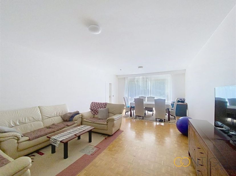 Contigo. Immo vous présente ce très charmant et lumineux appartement non meublé de +/- 128m² situé au troisième étage dans le quartier calme et boisé