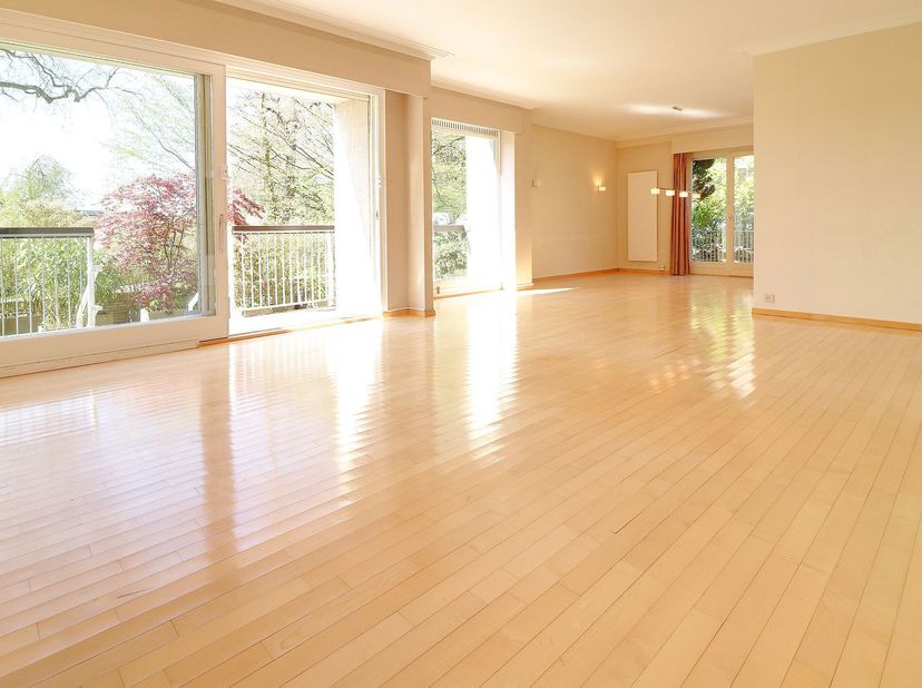 Magnifique appartement de +- 170m²composé de:&lt;br /&gt;
Hall dentrée avec placards intégrés&lt;br /&gt;
Spacieux living de ± 31 m² avec accès à une belle terras
