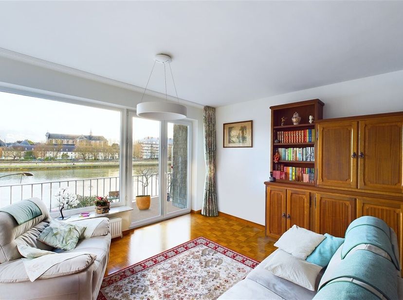 INNOV&#039;EXPERT immobilière vous invite à venir découvrir ce superbe appartement de +/- 100 m2 habitables, bénéficiant d&#039;une situation idéale en bord de