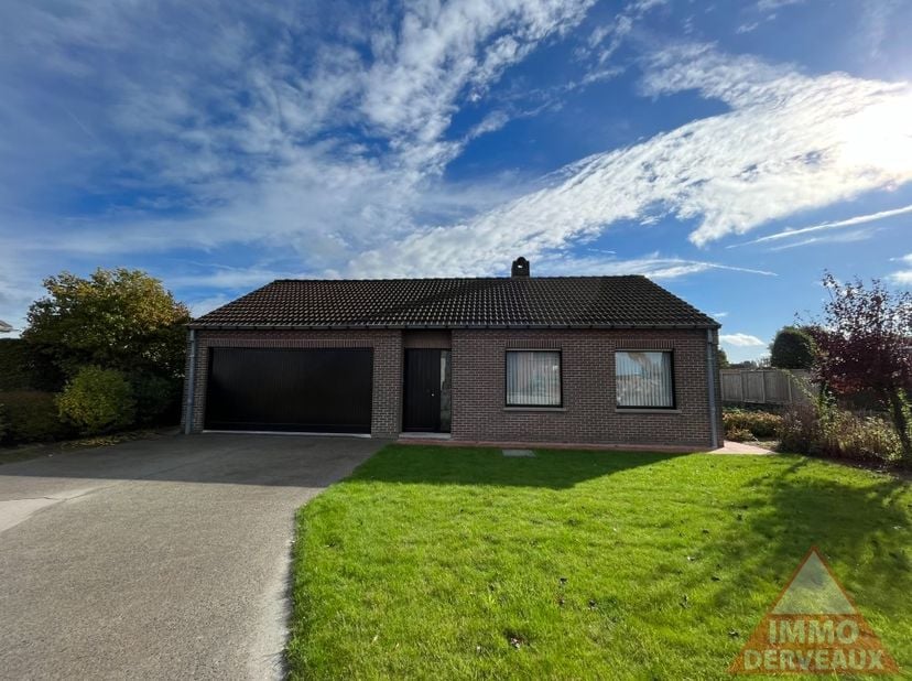 Deze ruime gelijkvloerse woning is gunstig gelegen net buiten het centrum van Moorslede, in de nabijheid van De Ruiter (Roeselare). Dankzij het open z