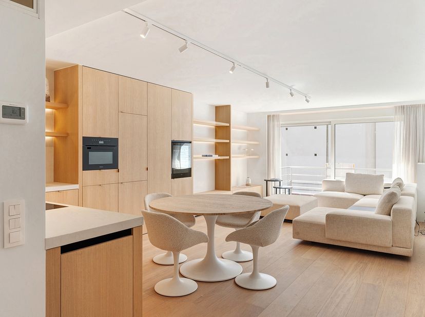 Prachtig gerenoveerd twee slaapkamer appartement met centrale ligging op wandelafstand van winkels, restaurants en het strand.&lt;br /&gt;
Indeling:&lt;br /&gt;
D