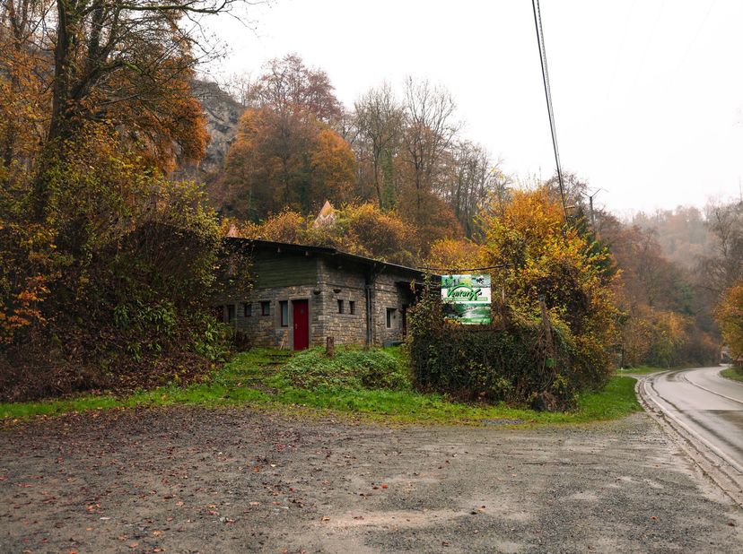 Te Rue du Pont 31 in het charmante Chanxhe, Sprimont, bevindt zich een uitzonderlijk recreatiecentrum dat rust, natuur en avontuur perfect combineert.