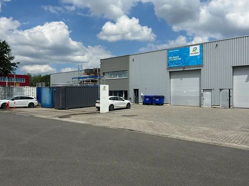 KMO-gebouw van 504m² bestaande uit een ruim magazijn die toegankelijk is via een automatische sectionaal poort en 4 polyvalente ruimtes die perfect di