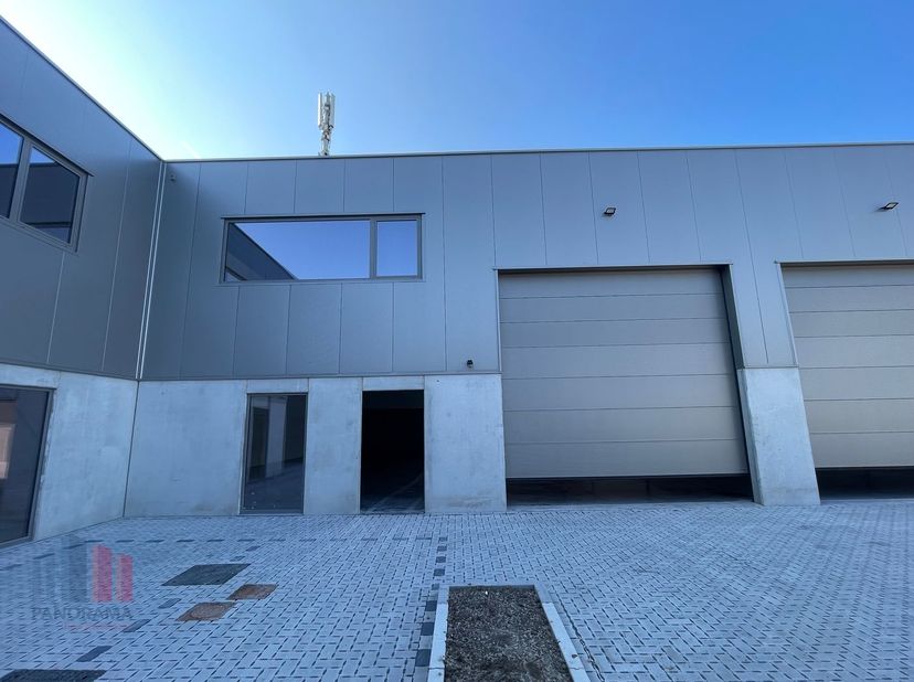 Nieuwbouw KMO-unit van 216 m² en 3 privatieve parkeerplaatsen op een uitzonderlijke ligging te koop.&lt;br /&gt;
&lt;br /&gt;
De casco KMO-unit heeft een vrije ho