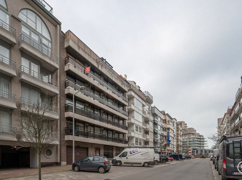 Centraal gelegen garagebox in het centrum van Knokke-Heist, gelegen tussen de Lippenslaan-Dumortierlaan en Kustlaan op amper 100m wandelafstand van de