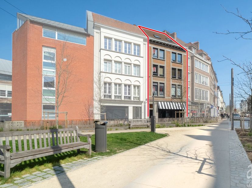 Idéalement situé dans la rue la plus commerçante de Tournai, lAgence Leclercq vous propose cet immeuble de rapport majoritairement occupé.&lt;br /&gt;
L&#039;imm