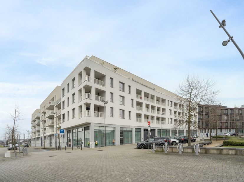 Idéalement situé cette appartement est à au cur de La Louvière une ville dynamique offrant une variété de commodités à ses résidents. La gare de La Lo