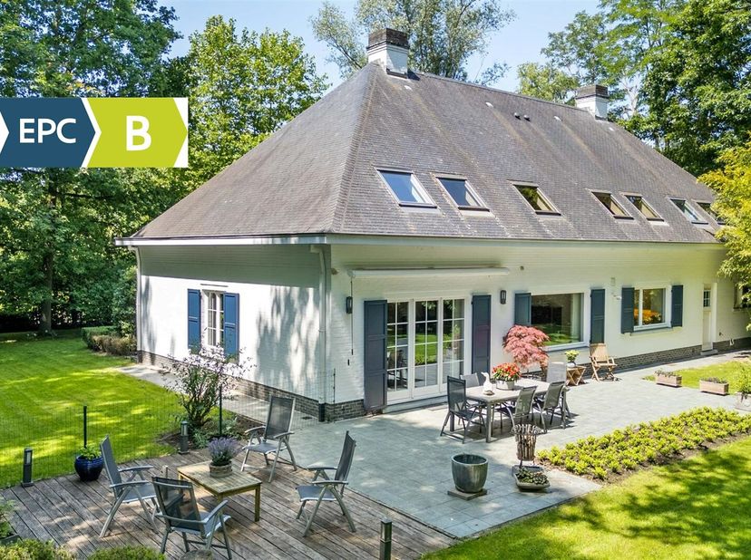 Deze erg rustig gelegen ruime (ca 379m²) tijdloze villa in Franse stijl (96) verenigt een topligging in het groen met royale afmetingen en hoogwaardig