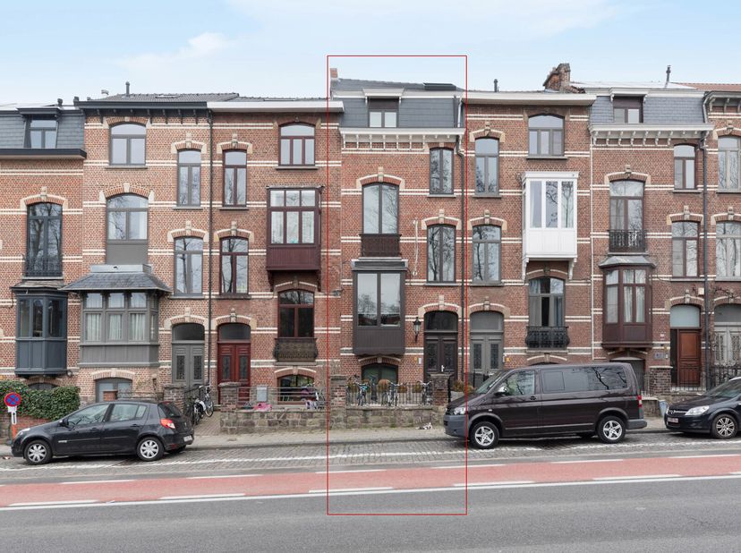 Leuke studentenkamer in gerenoveerde herenwoning op het gelijkvloers achteraan, met rechtstreekse toegang tot terras en tuin. De kamer is fraai afgewe