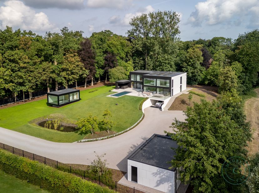 Ontdek deze uitzonderlijke nieuwbouwvilla, rustig gelegen in het prestigieuze Flamincka Park, waar licht, luxe en comfort centraal staan. Dit eigentij