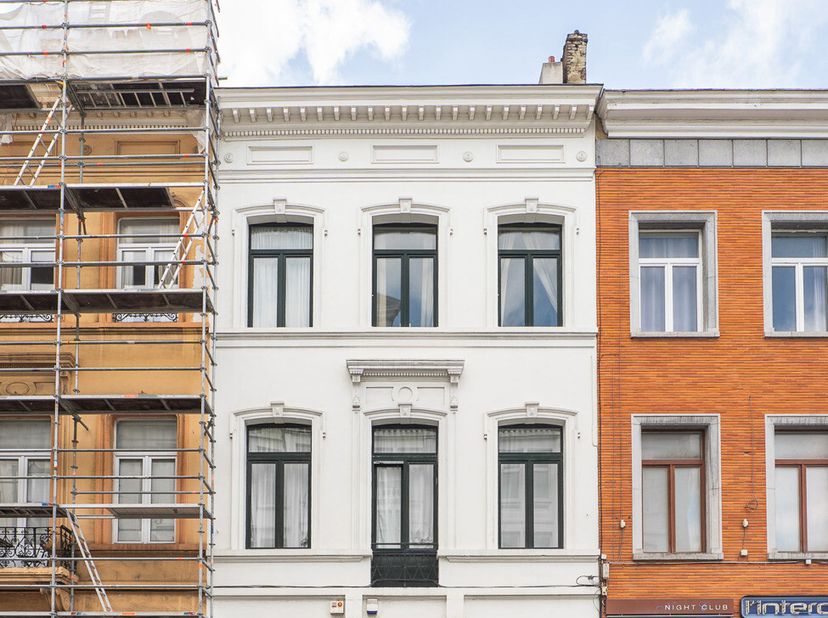 Chatelain/Louise: In een kleine mede-eigendom van 3 eenheden, mooi appartement van 104m² bestaande uit een inkomhal, een leefruimte met ingerichte keu