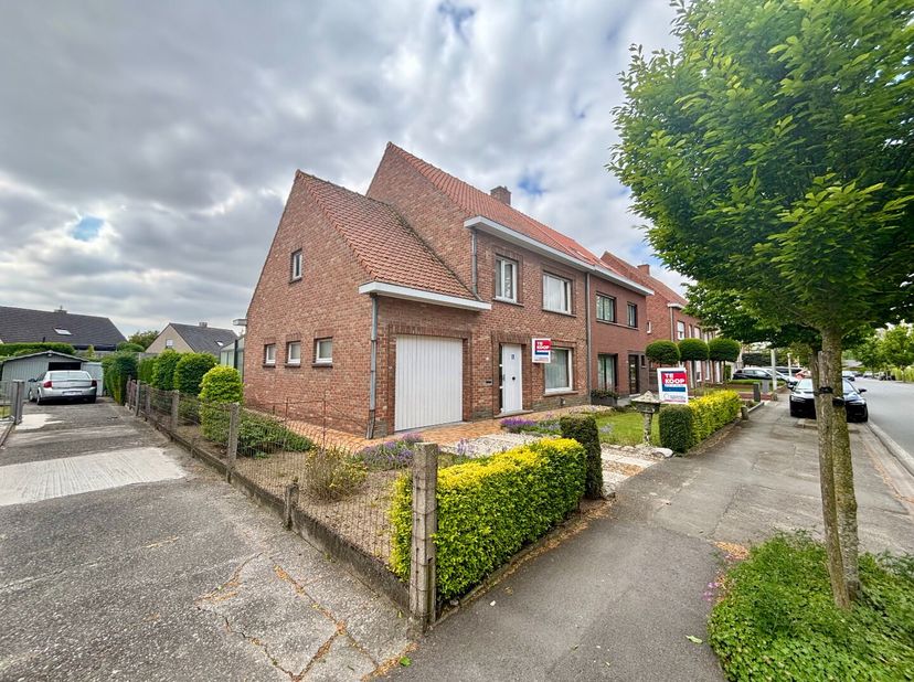 Te Ieper (Vlamertinge) kan u deze ruime kloeke halfopen woning met een waaier aan mogelijkheden terugvinden.&lt;br /&gt;
Heden ingericht als volgt:&lt;br /&gt;
Vi