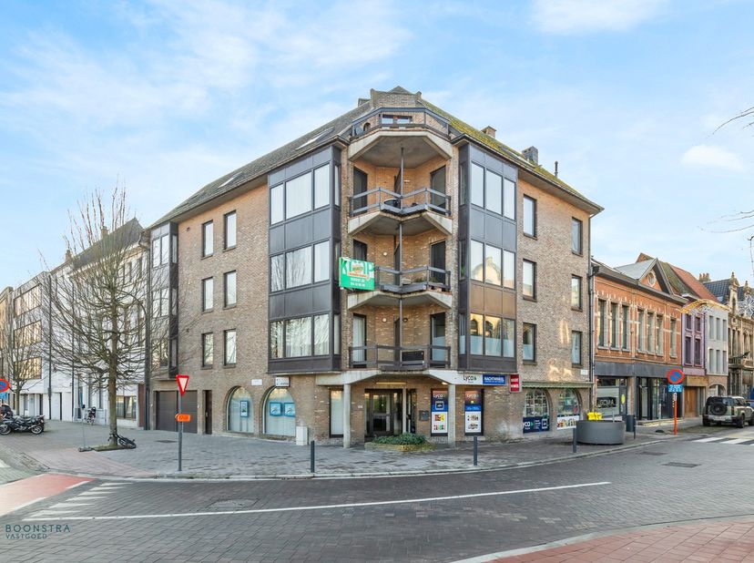 Op een uitstekende locatie te Lier bevindt zich dit ruim tweeslaapkamer appartement met 2 terrassen. Het appartement bevindt zich in het centrum van L
