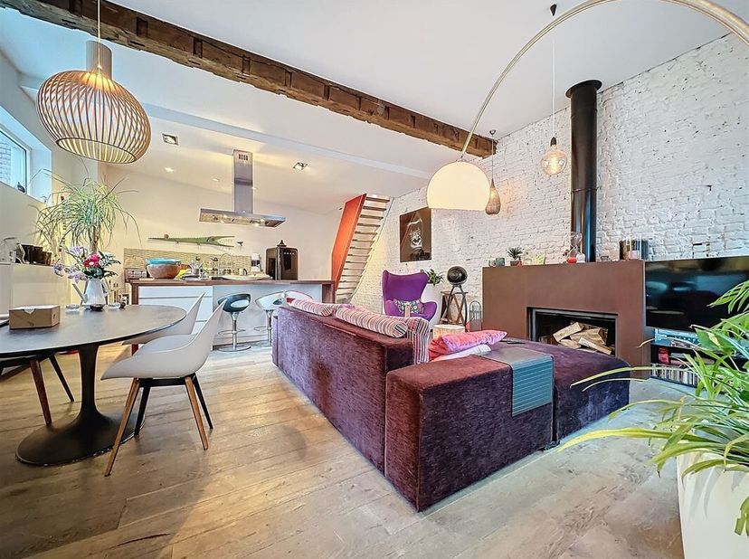 Dichtbij alle voorzieningen - Prachtig 3-slaapkamer achterhuis van +/- 200m² met 3 grote terrassen als volgt samengesteld:&lt;br /&gt;
Begane grond: Inkomha