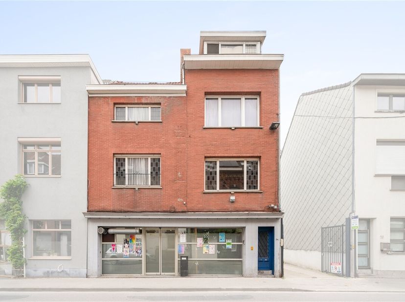 Dit pand gelegen in het hartje van Gentbrugge bestaat uit een handelspand op de gelijkvloerse verdieping (300m²) en 2 appartementen. De voorgevel heef