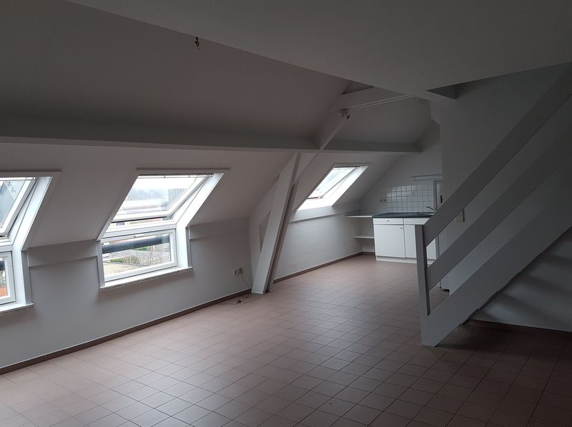 Het opgefriste duplex appartement van 55m² is gelegen in het centrum van Leopoldsburg. De vooringang is langs de Koningsstraat en de achteringang is v