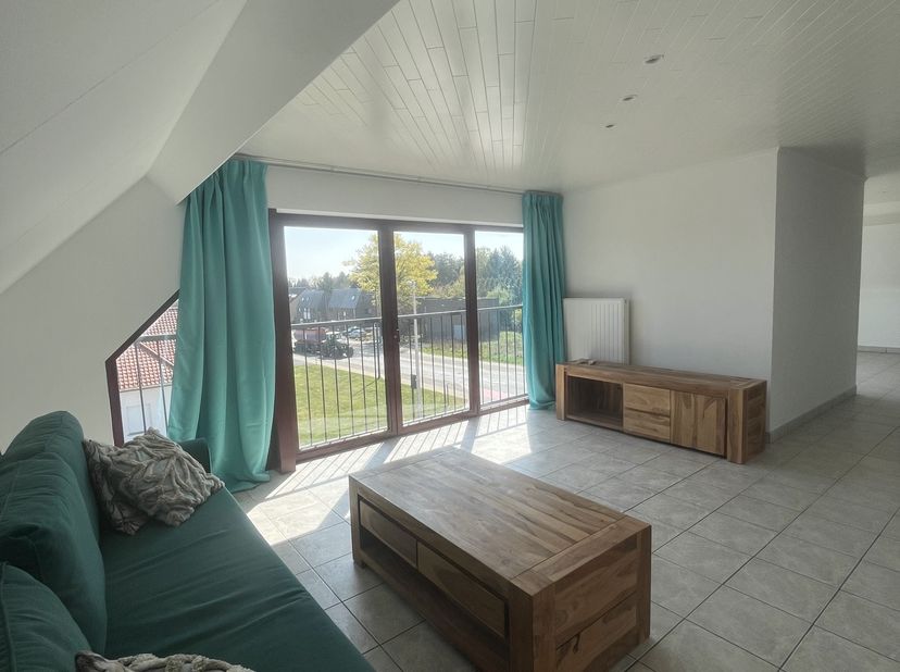 Magnifique appartement situé dans un quartier calme et recherché, en plein centre de Lummen. Grâce aux grandes fenêtres avec balcon à la française, vo