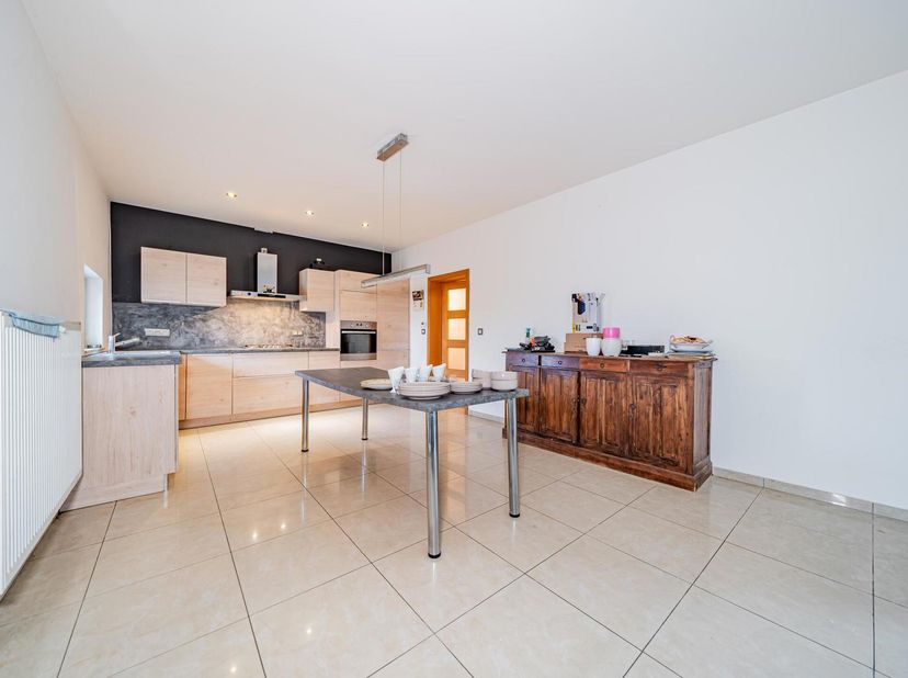 Perfect gelegen tussen Tilleur en Cointe, en dicht bij alle voorzieningen, duplex als volgt samengesteld:  Op het gelijkvloers: Een inkomhal, een woon