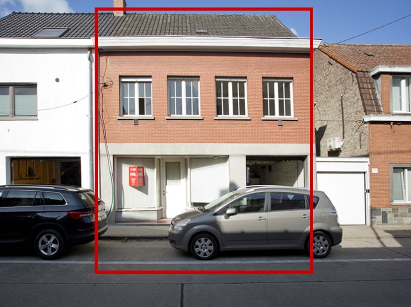LOT 2: Te renoveren ruime woning (gesloten bebouwing)  met garage en tuin, nabij het centrum op een oppervlakte van 328 m². &lt;br /&gt;
Kadastraal bekend: