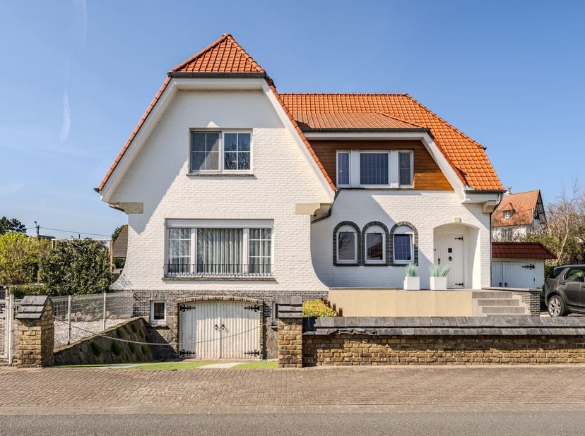 Deze prachtige en grote villa (220m²) met 5 volwaardige slaapkamers is te koop op een perceel (576m²). De woning is gelegen op een rustige ligging te