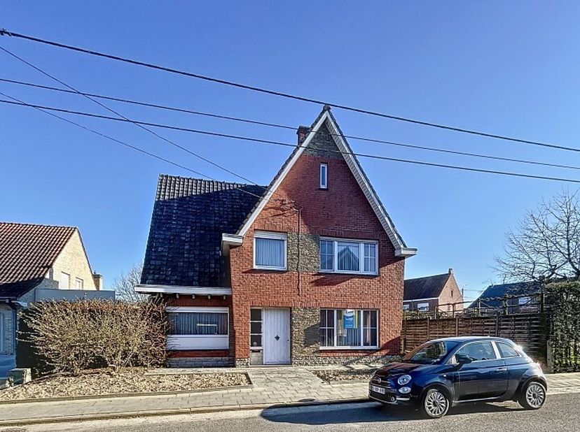 Op zoek naar een ruime, degelijk gebouwde gezinswoning in een rustige buurt vlakbij het centrum van Staden?&lt;br /&gt;
Met een totale oppervlakte van 521 m