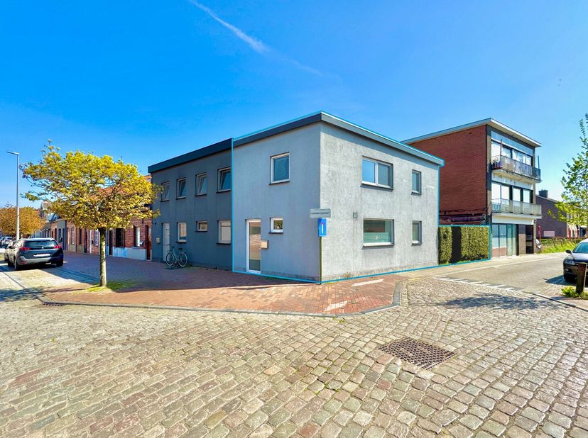 Deze charmante woning werd enkele jaren geleden volledig gerenoveerd, met oog voor detail en duurzaamheid. Dankzij het gunstige EPC-label B ben je ver