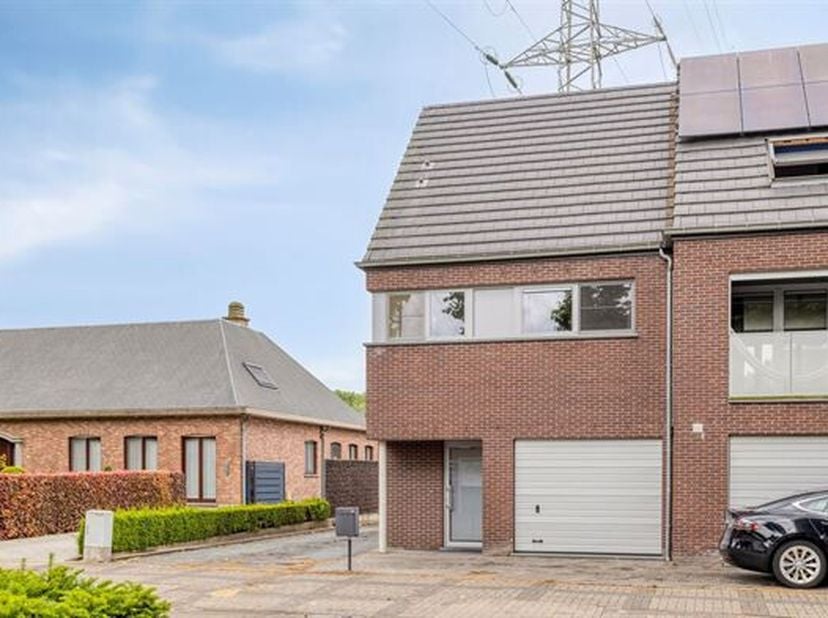 ENERGIEZUINIGE EN RECENTE WONING MET 3 SLAAPKAMERS EN TUIN OP 1A 37CA.&lt;br /&gt;
 Deze instapklare woning met tijdloze architectuur is gelegen nabij de do