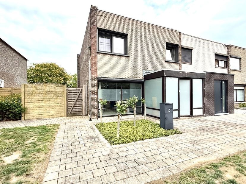 Deze charmante en lichtrijke woning is gelegen in een rustige, kindvriendelijke buurt in Deerlijk en biedt heel wat potentieel voor wie op zoek is naa