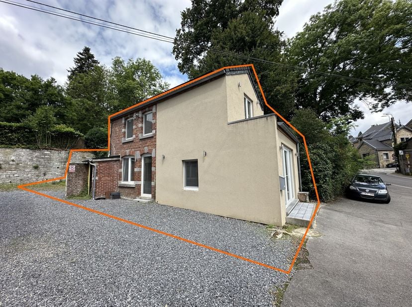 Rez de chaussée de ±33m²:&lt;br /&gt;
-Salon sur béton lissé de ± 17,5m²,&lt;br /&gt;
-Cuisine équipée sur béton lissé de ±11m², (four, taque vitrocéramique, hott