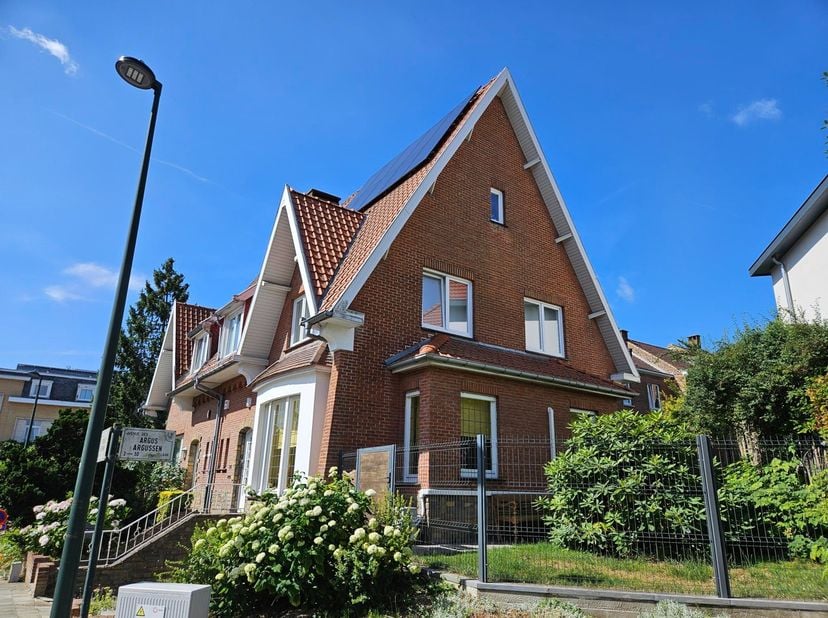 Nous avons le plaisir de vous proposer cette magnifique maison 3 façades, entièrement rénovée, dans le quartier prestigieux du Chant D&#039;oiseau. Cette m