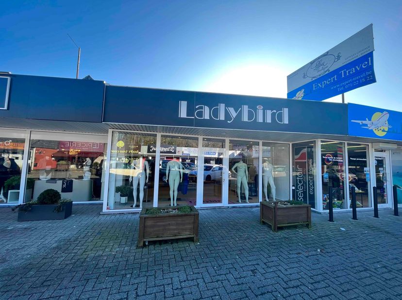 L&#039;essentiel immobilier loue une surface commerciale de 66m² idéalement située dans le centre commercial en plein air &quot;Le bultia&quot; à Gerpinnes composé d