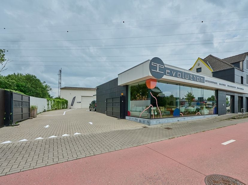 Deze 1026m²  ruime showroom met magazijn gelegen op een perceel van 20a11ca aan de  Kuringersteenweg 420 te Hasselt.  Perfecte zicht locatie op de bel