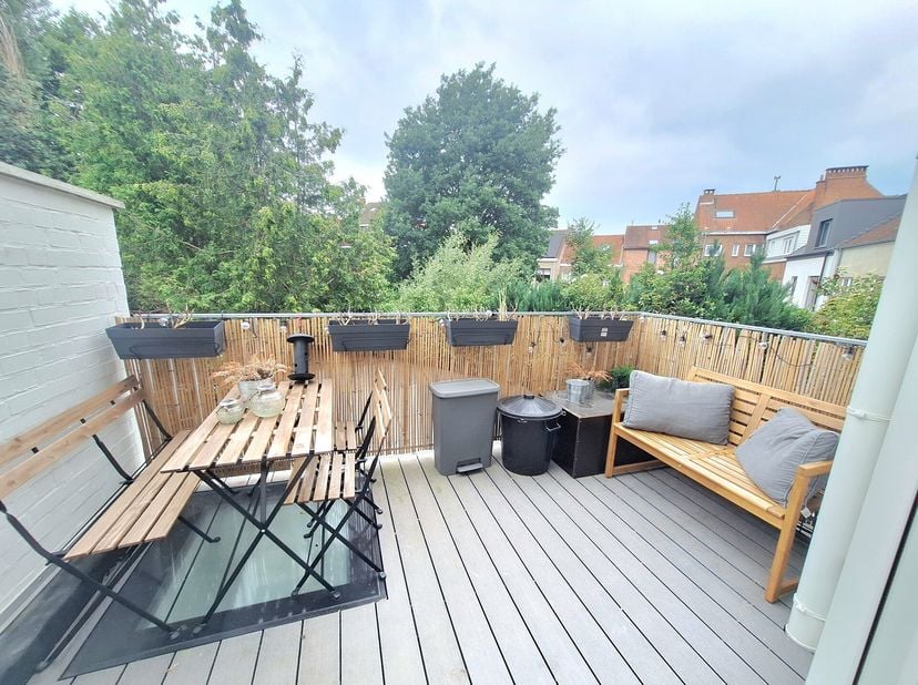 WOLUWE-SAINT-PIERRE, quartier Sainte-Alix . Bel APPARTEMENT meublé (2Ch/2sdd) de +- 105m² avec belle terrasse. Situé au 1er étage sans ascenseur, il s