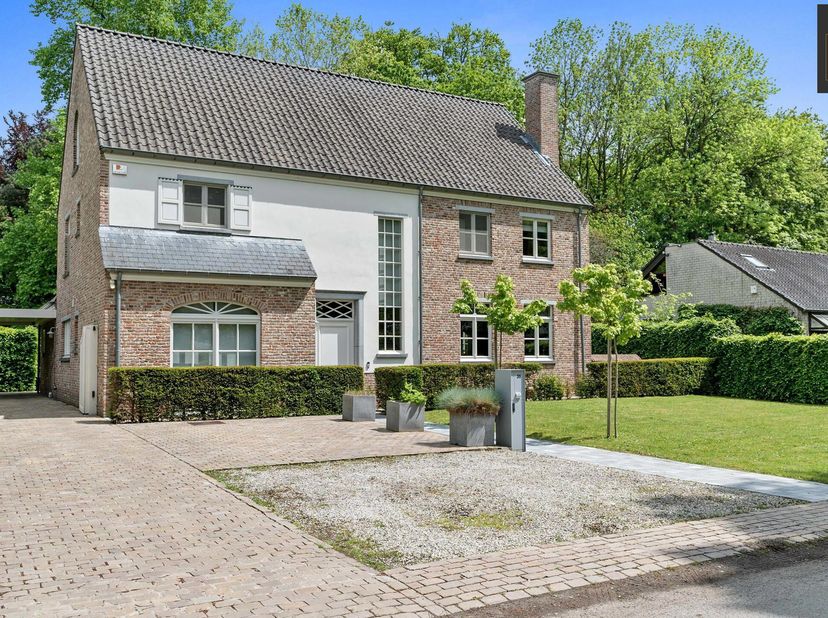 Unique Properties verkoopt deze prachtige riante villa in Kampenhout! Deze unieke woning biedt u werkelijk alle comfort en rust op een uitzonderlijke