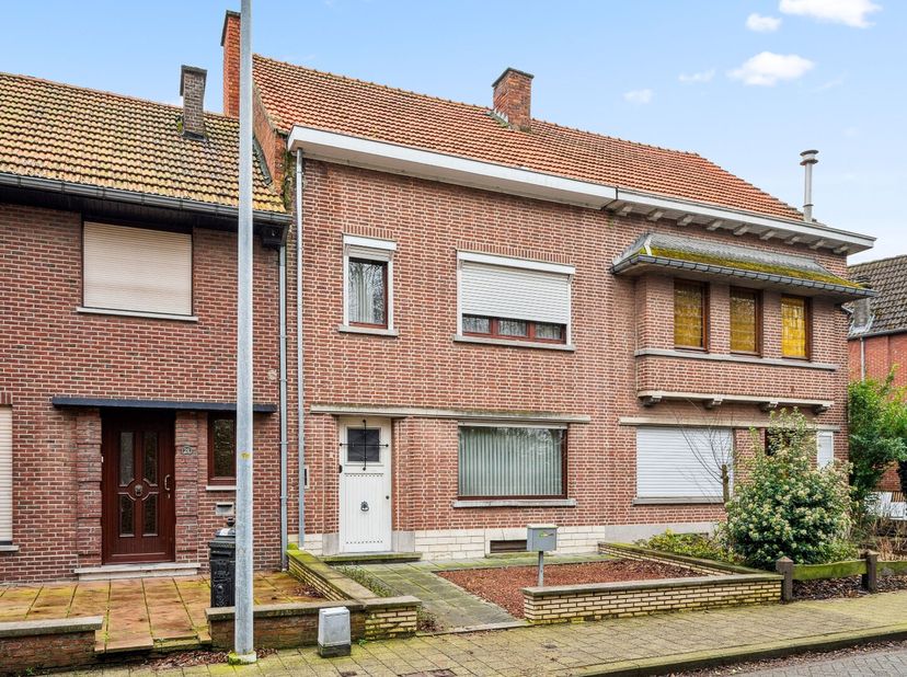 Ontdek deze te moderniseren woning aan de Onze-Lieve-Vrouw Ten Steenstraat 30 in Tienen, waar u alle ruimte heeft om uw droomhuis te realiseren. Op he