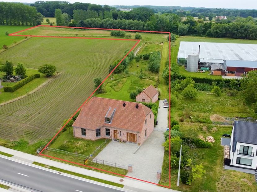Deze energiezuinige villa gebouwd in 2018, biedt u alle comfort en ruimte. De villa bestaat op het gelijkvloers uit een inkomhal met gastentoilet, rui